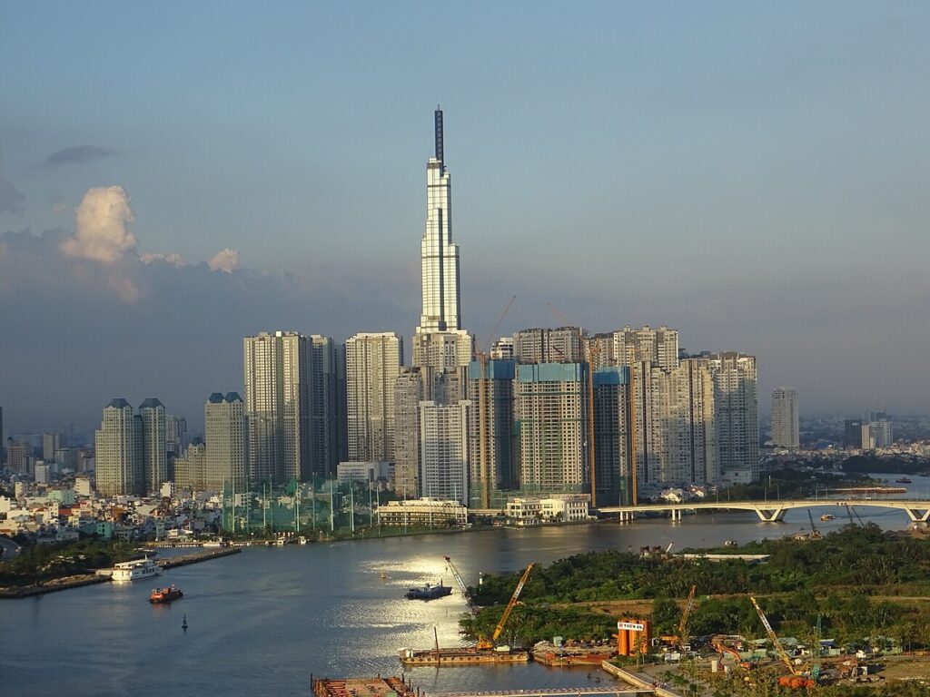 Tòa Landmark 81 tại TP.HCM, minh họa dòng vốn tín dụng bất động sản năm 2026