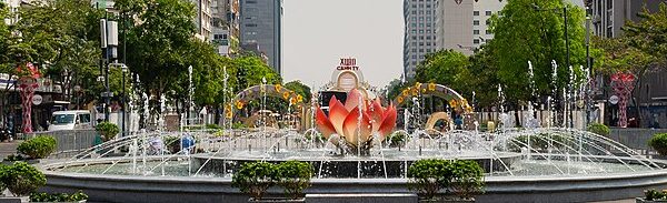 Phố đi bộ Nguyễn Huệ và các cao ốc tại TP.HCM, minh họa thị trường kinh doanh bất động sản