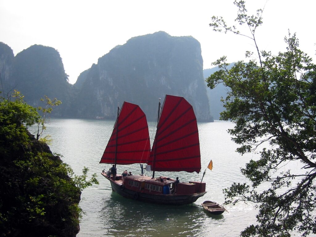 Thuyền buồm truyền thống trên vịnh Hạ Long, Quảng Ninh