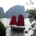 Thuyền buồm truyền thống trên vịnh Hạ Long, Quảng Ninh