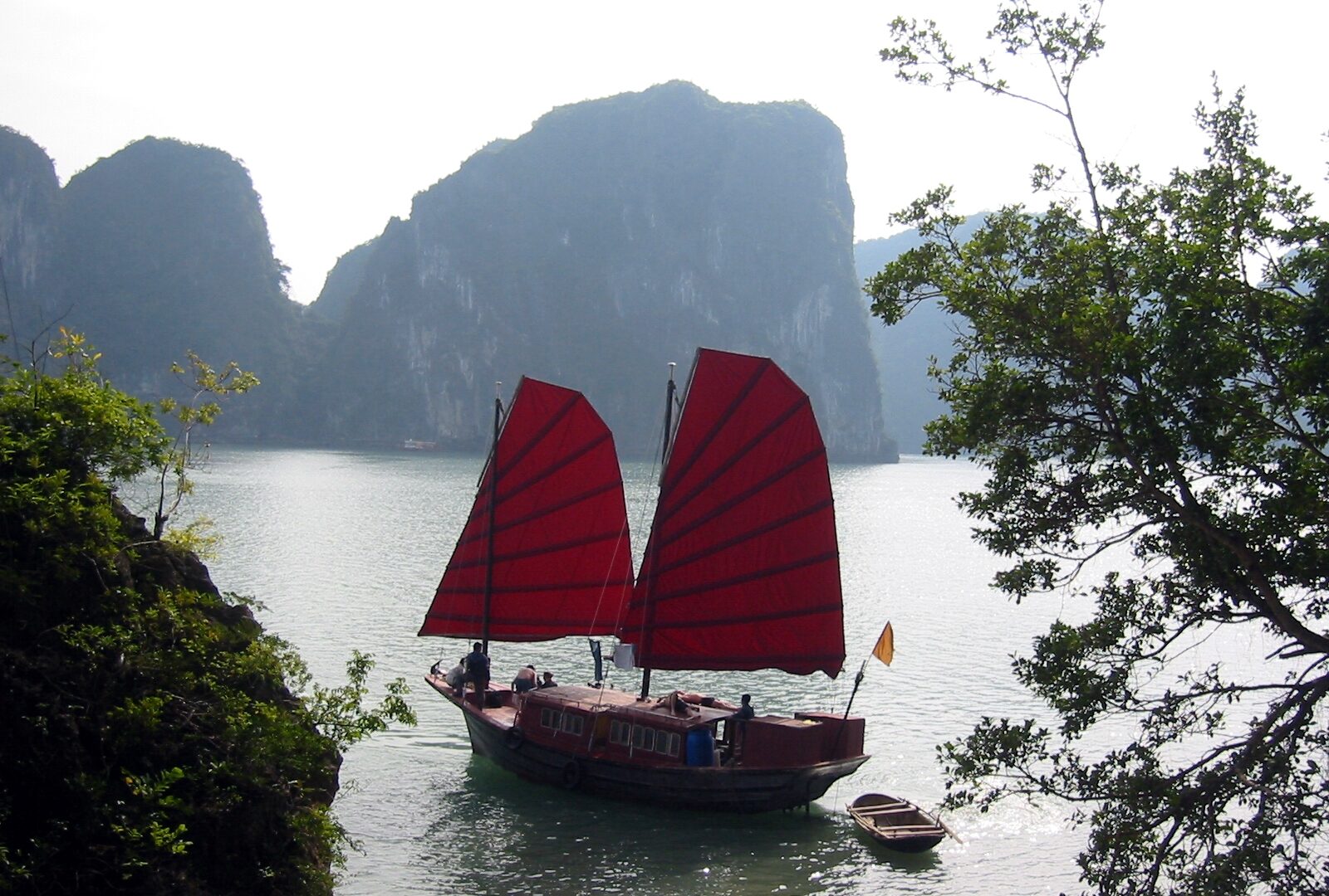 Thuyền buồm truyền thống trên vịnh Hạ Long, Quảng Ninh