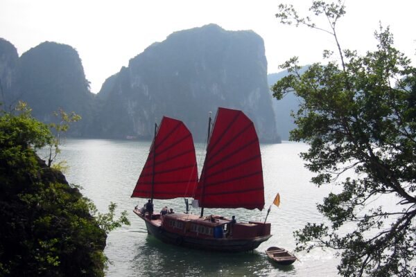 Thuyền buồm truyền thống trên vịnh Hạ Long, Quảng Ninh